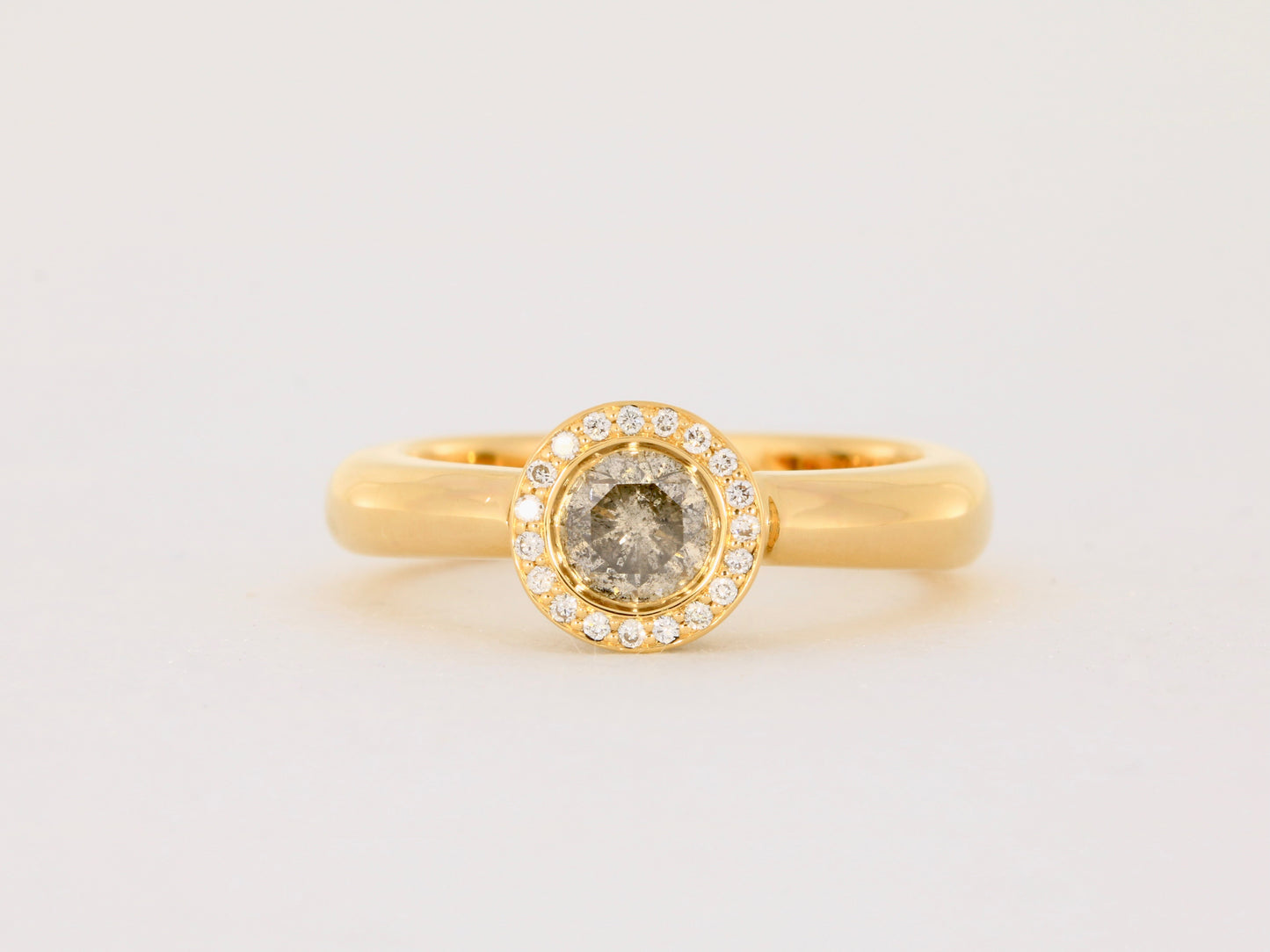 Ring in 18kt Gelbgold mit einem 0,5ct Salt & Pepper Diamant im Pavé eingefasst