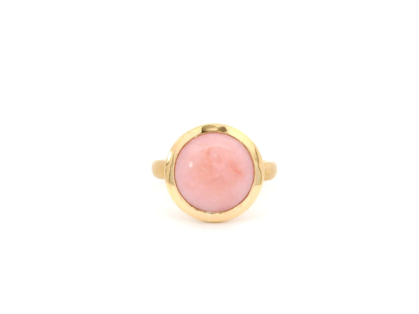 Ring aus 18kt Gelbgold mit einem runden Pinkopal Cabochon