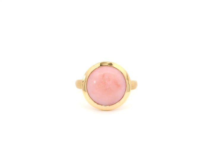 Ring aus 18kt Gelbgold mit einem runden Pinkopal Cabochon