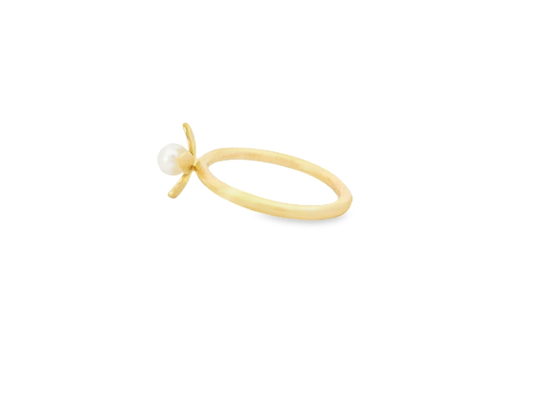 Ring aus 18kt Gelbgold mit Seerosen-Motiv und kleiner Perle