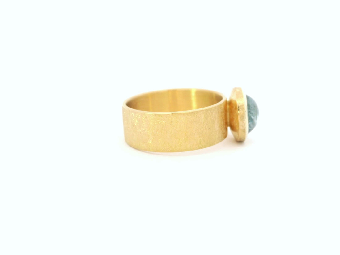Ring aus 18kt Gelbgold mit Aquamarin-Cabochon