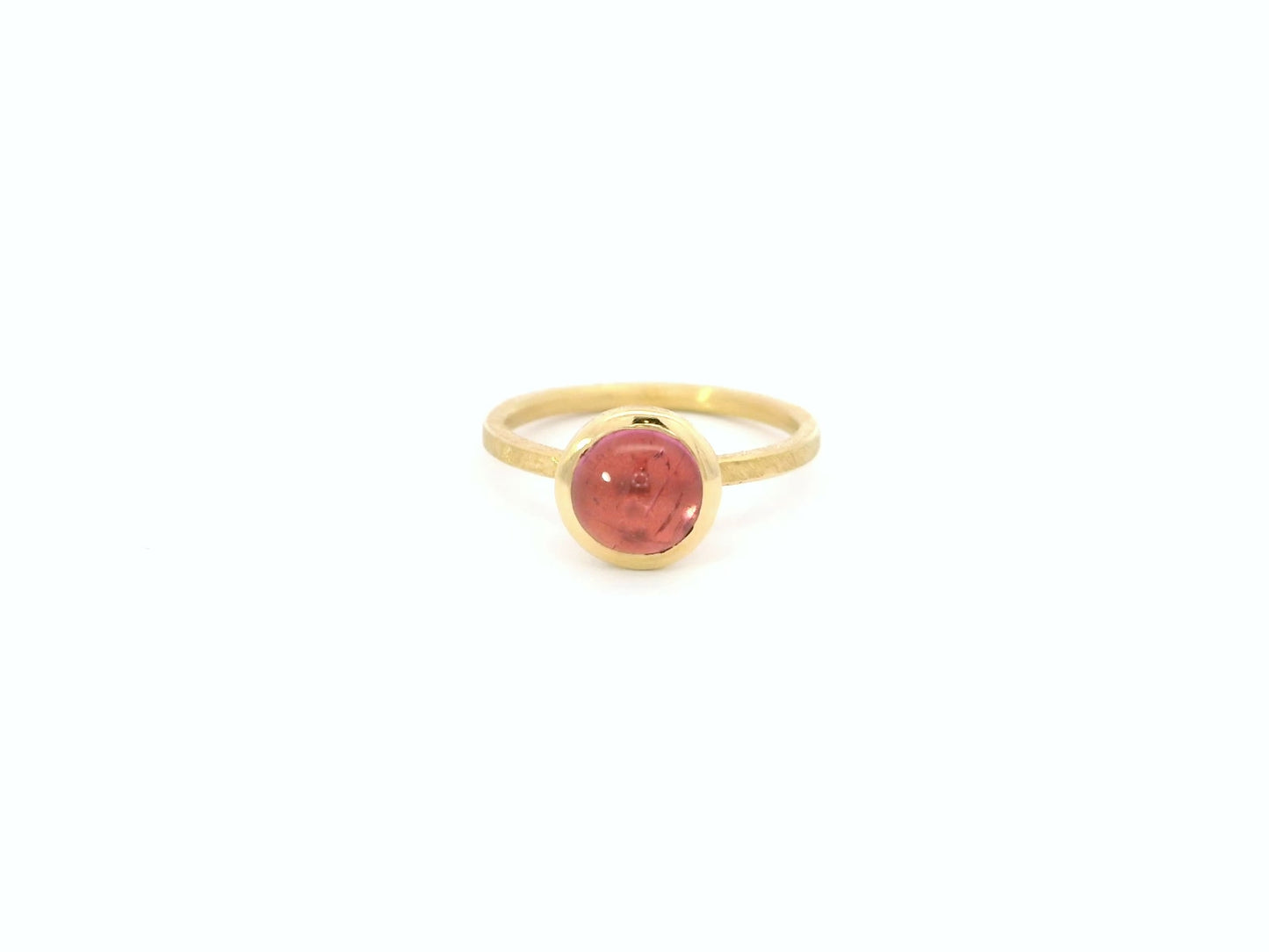 Ring aus 18kt Gelbgold mit pinkfarbenem Turmalin-Cabochon