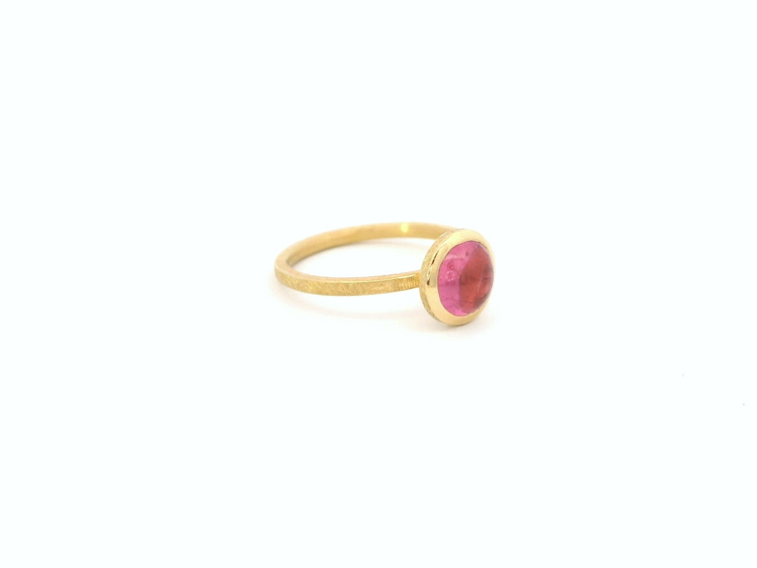 Ring aus 18kt Gelbgold mit pinkfarbenem Turmalin-Cabochon