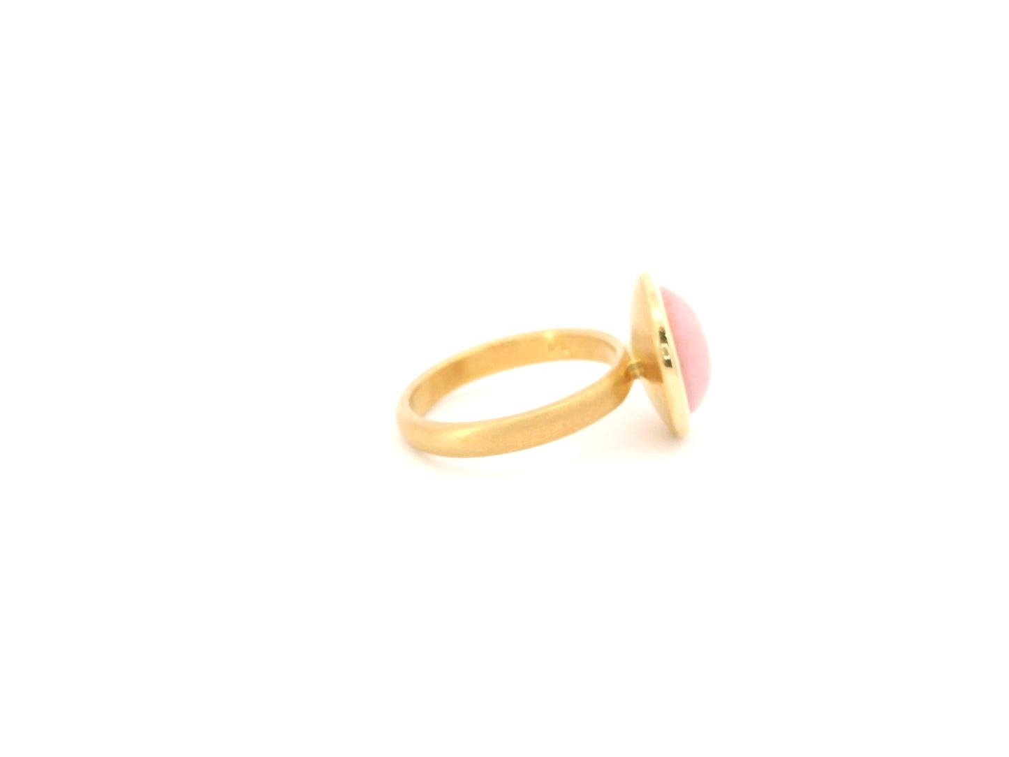 Ring aus 18kt Gelbgold mit einem runden Pinkopal Cabochon