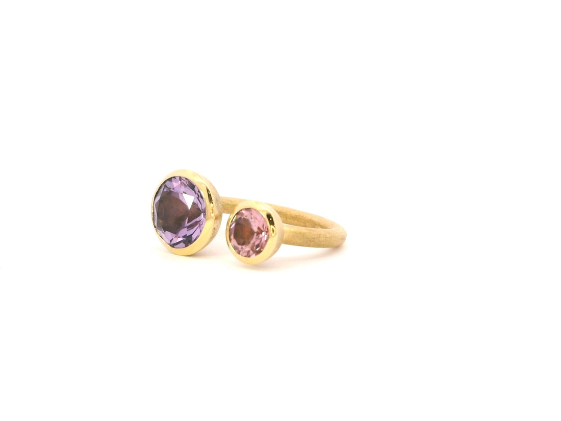 Offener Ring aus 18kt Gelbgold mit Amethyst und rosa Turmalin