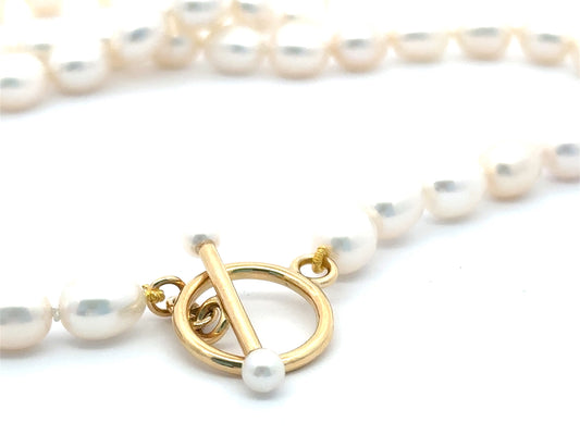 Süßwasserperlenkette mit kunstvollem Verschluss in 18kt Gelbgold