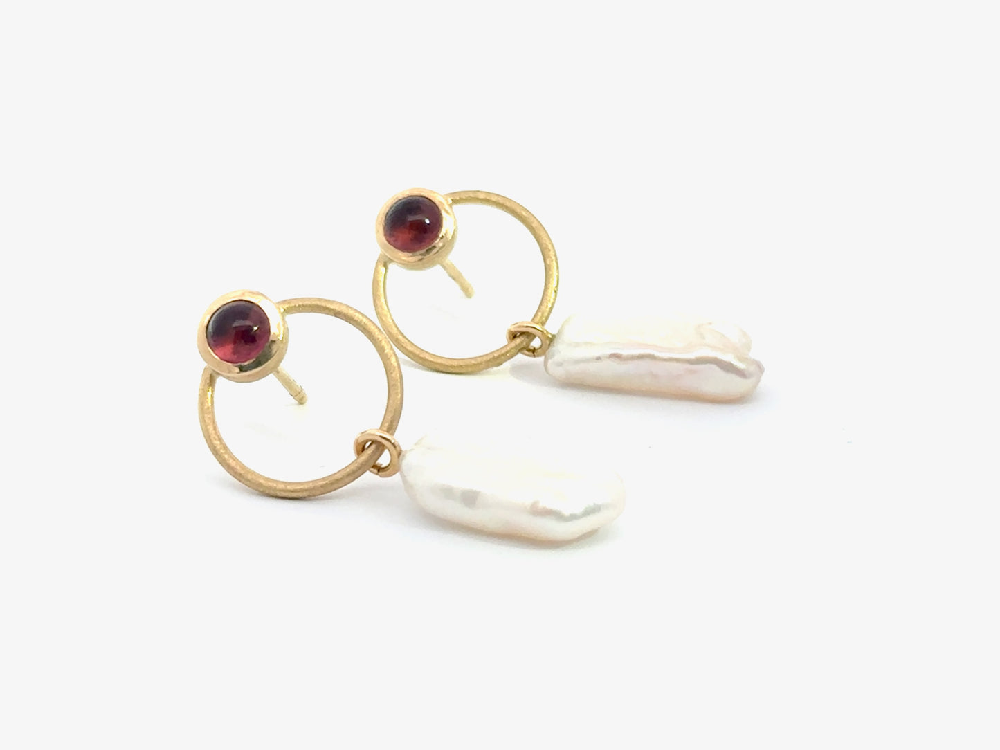 Ohrringe aus 18kt Gelbgold mit Granat-Cabochon und Keshi-Perle