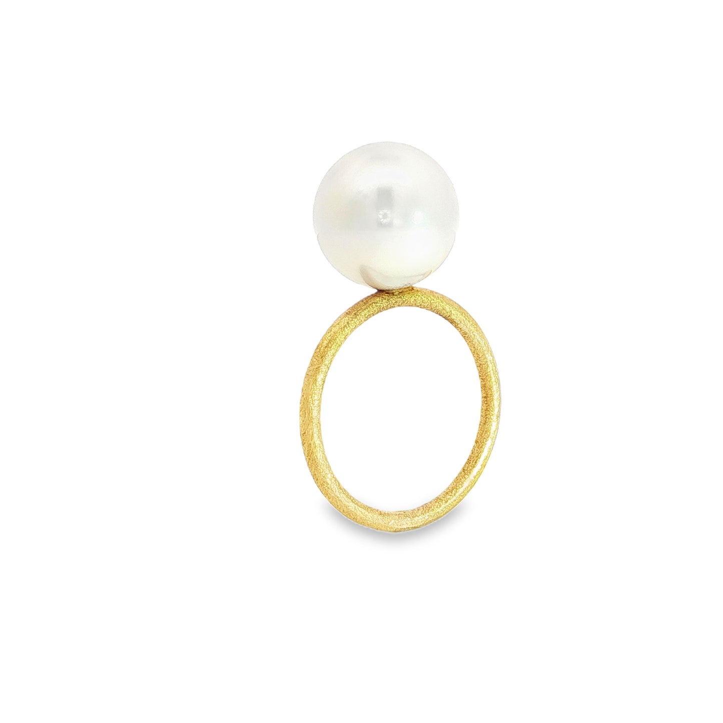 Ring aus 18kt Gelbgold mit großer Süßwasserperle