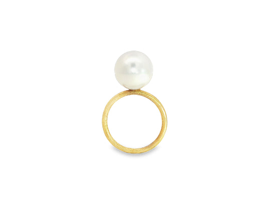 Ring aus 18kt Gelbgold mit großer Süßwasserperle