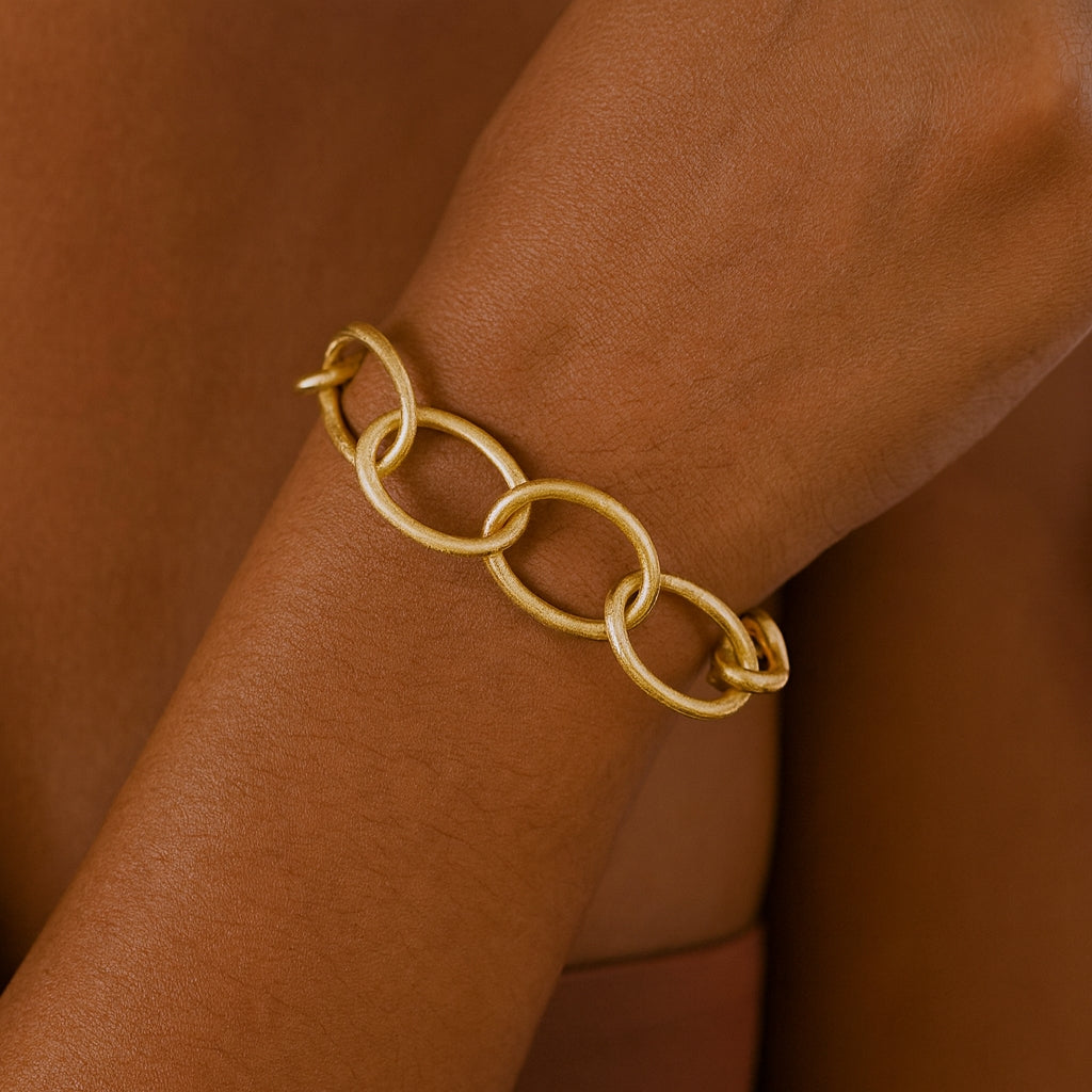 Massives Ösenarmband aus 18kt Gelbgold – eismatt