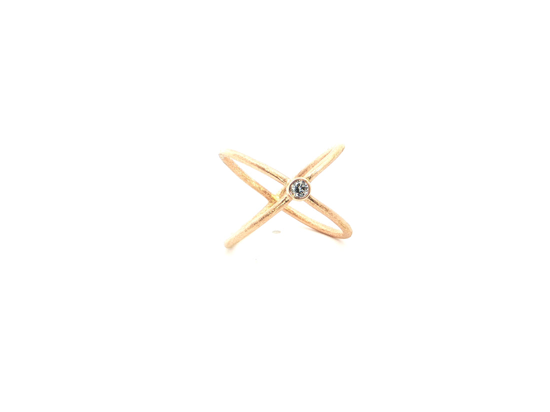X-Ring aus 18kt Rotgold mit Brillant