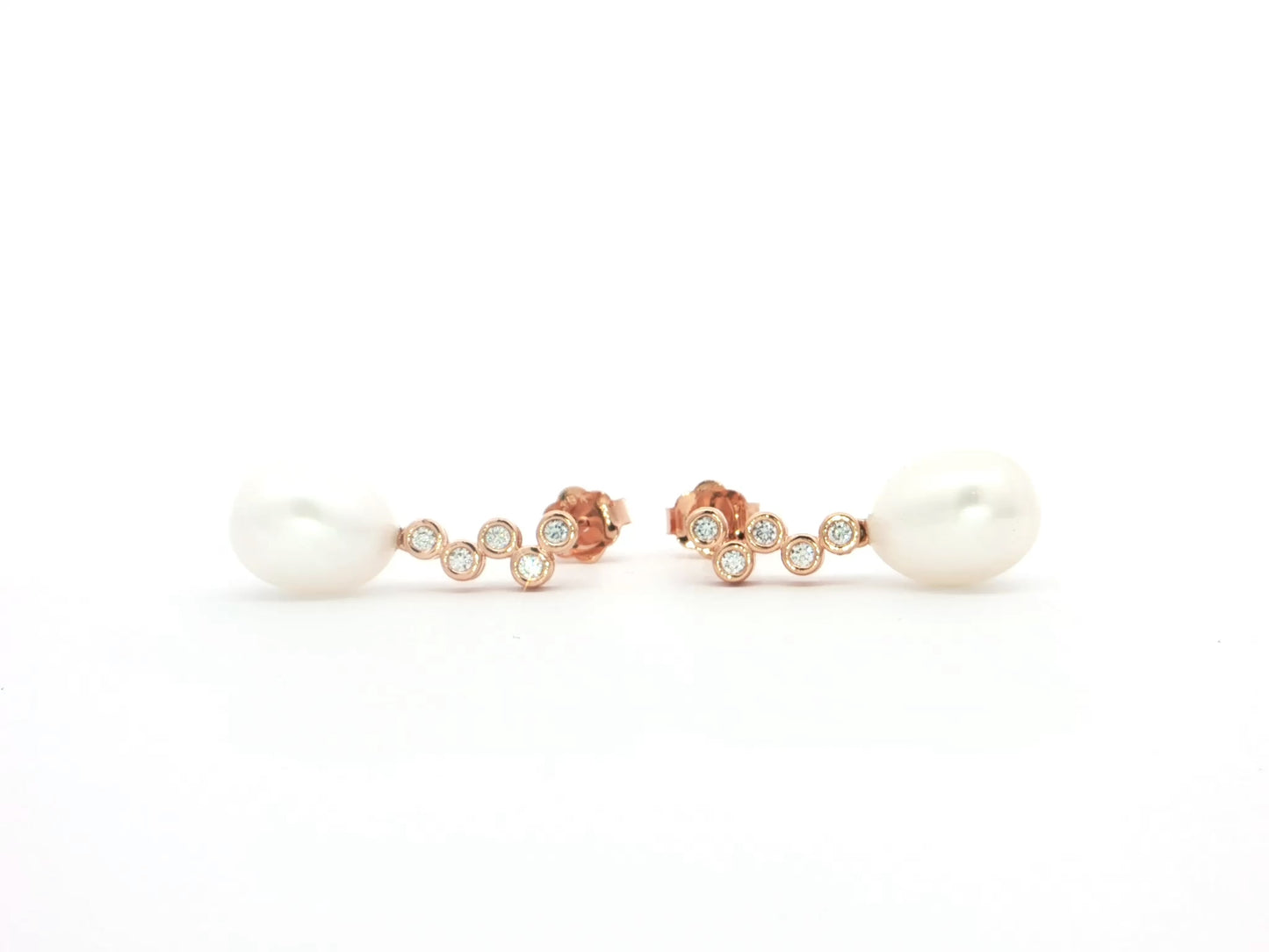 Ohrstecker aus 18kt Rotgold mit Brillanten und beweglichen Perlentropfen