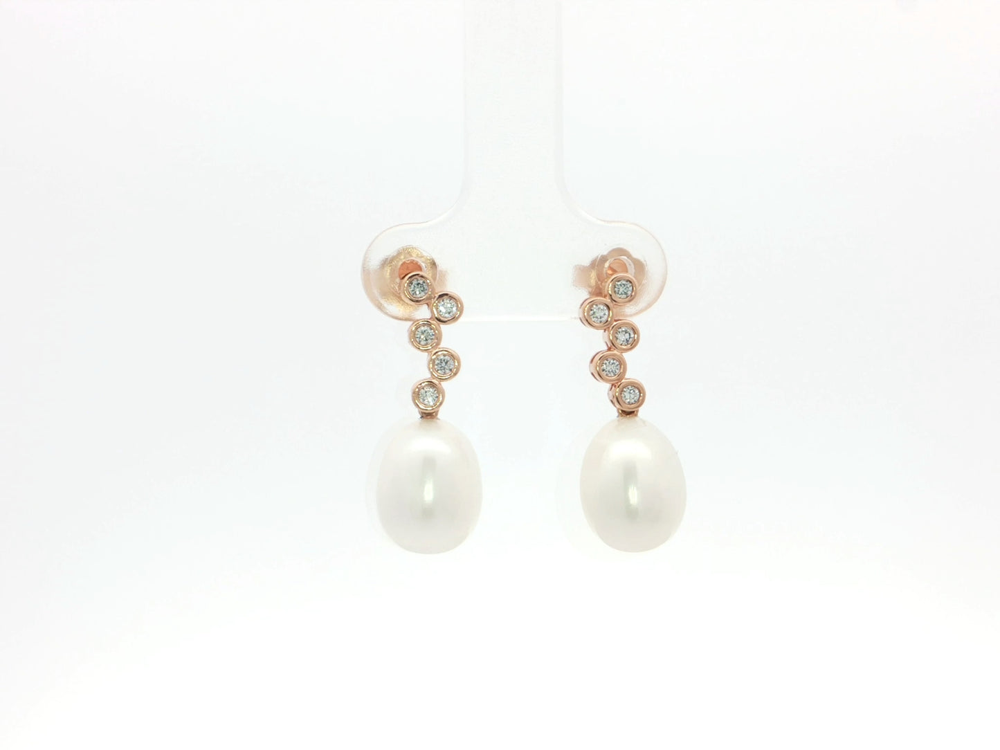 Ohrstecker aus 18kt Rotgold mit Brillanten und beweglichen Perlentropfen