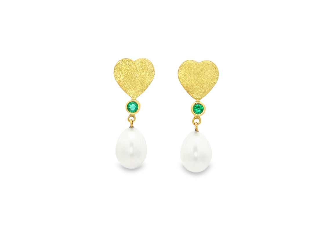 „Émeraude Cœur d’Or“ – Ohrstecker aus 18kt Gelbgold mit Smaragd & Süßwasserperle