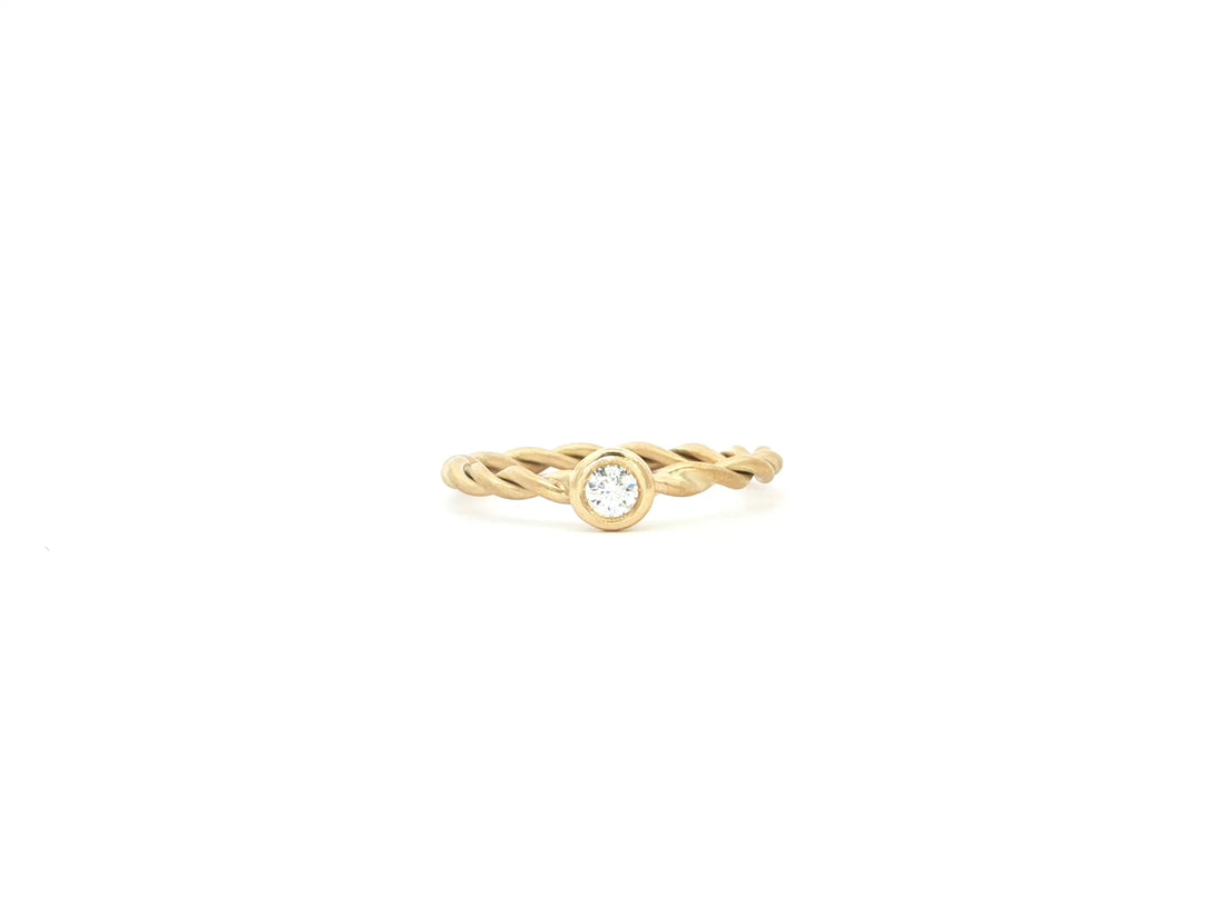 Brillantring mit gekordelter Ringschiene – Gold