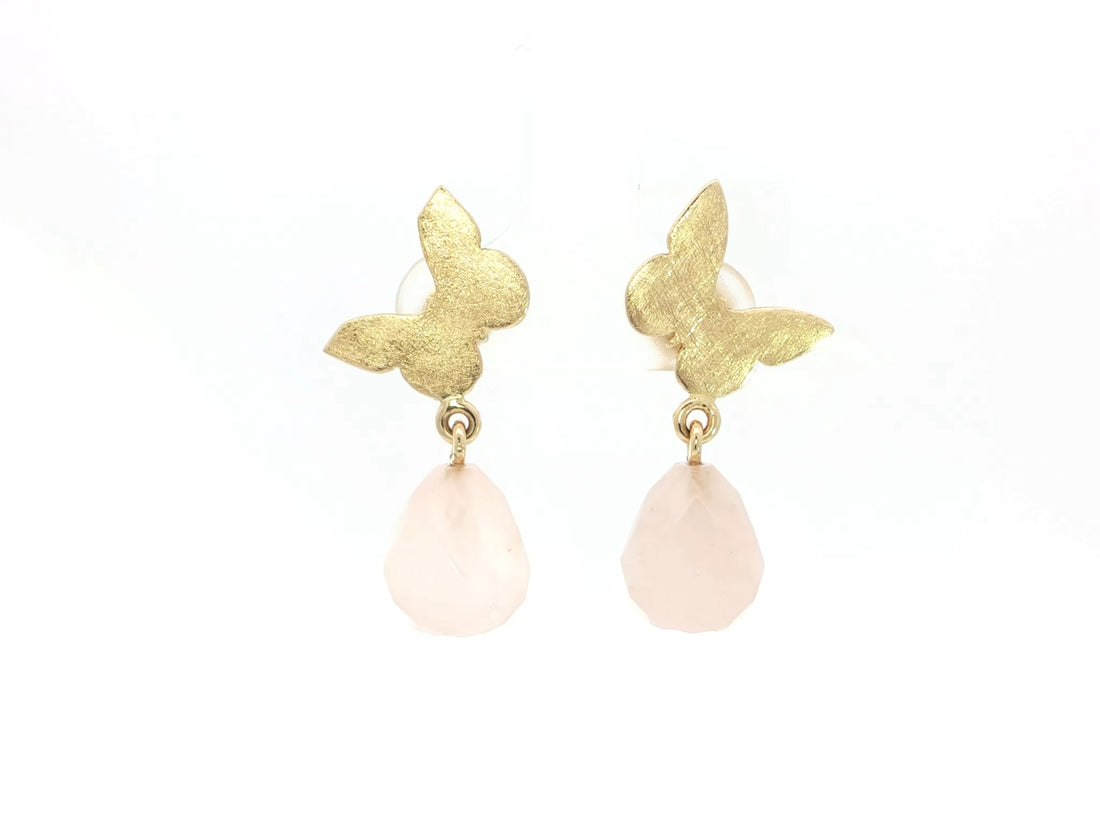 Schmetterlings-Ohrstecker mit rosa Carneoltropfen – 18kt Gelbgold