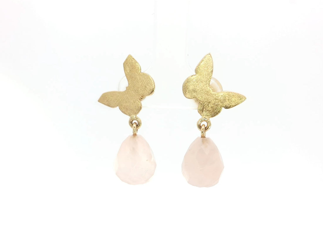 Schmetterlings-Ohrstecker mit rosa Carneoltropfen – 18kt Gelbgold