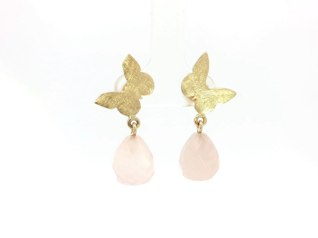 Schmetterlings-Ohrstecker mit rosa Carneoltropfen – 18kt Gelbgold