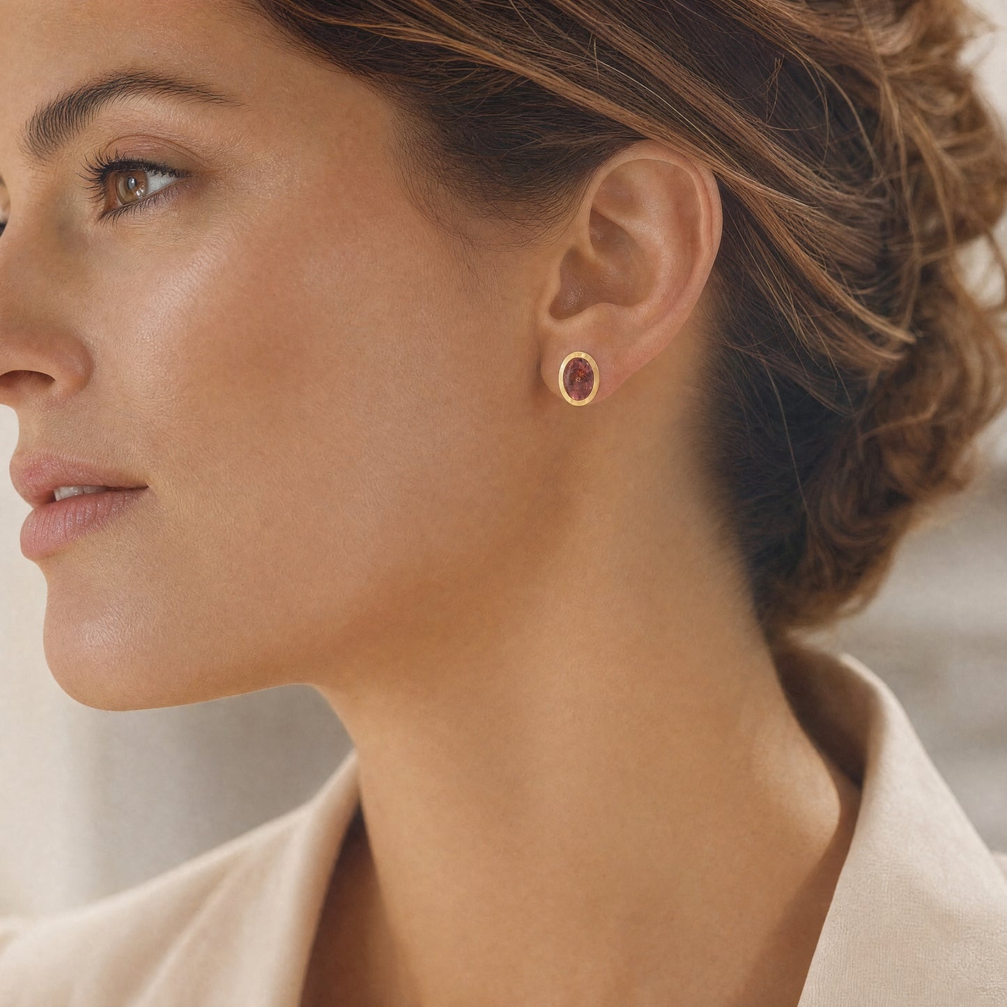 Rosa Turmalin-Cabochon Ohrstecker – 18kt Gelbgold