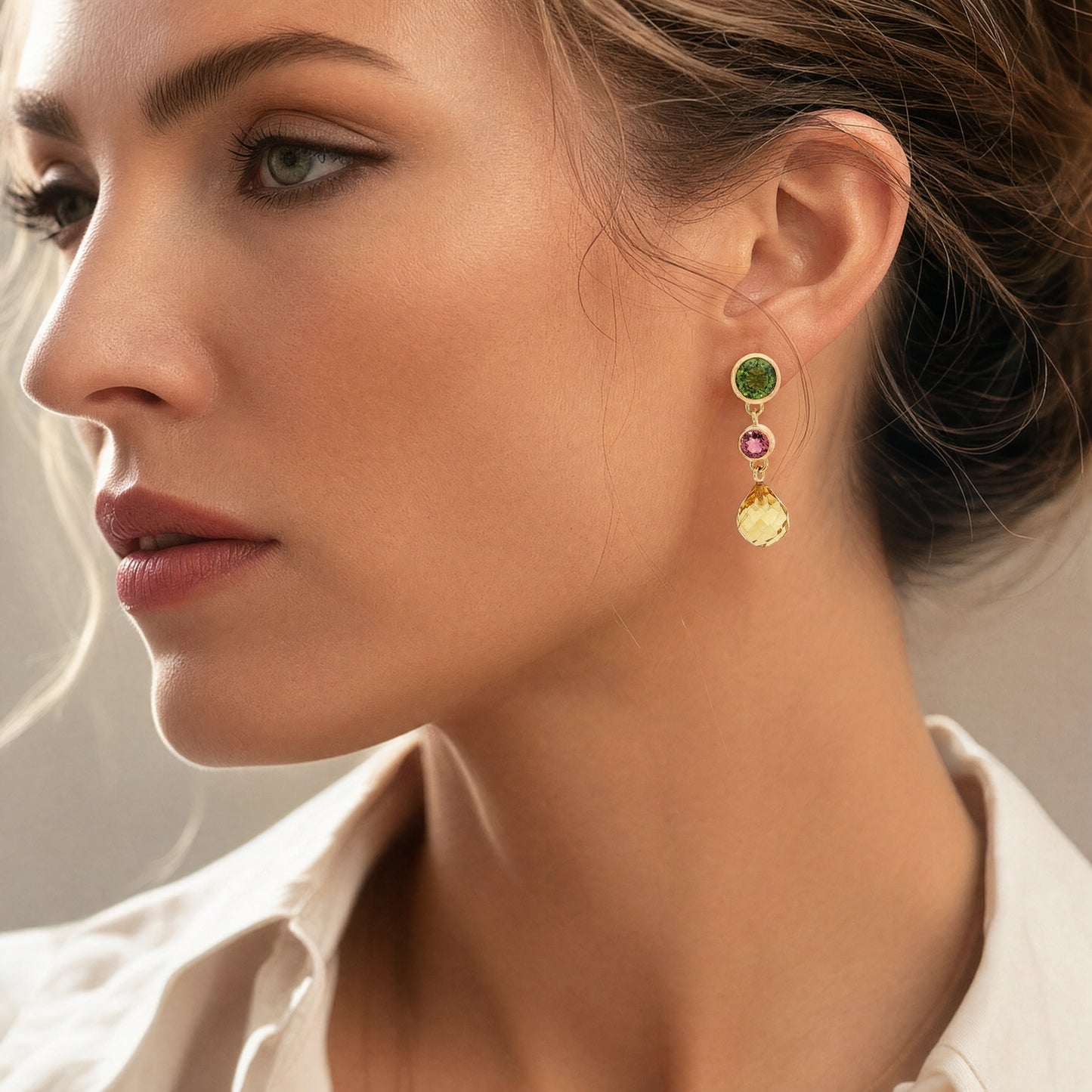 Dreiklang aus Peridot, Turmalin & Bernstein – Ohrstecker 18kt Gelbgold