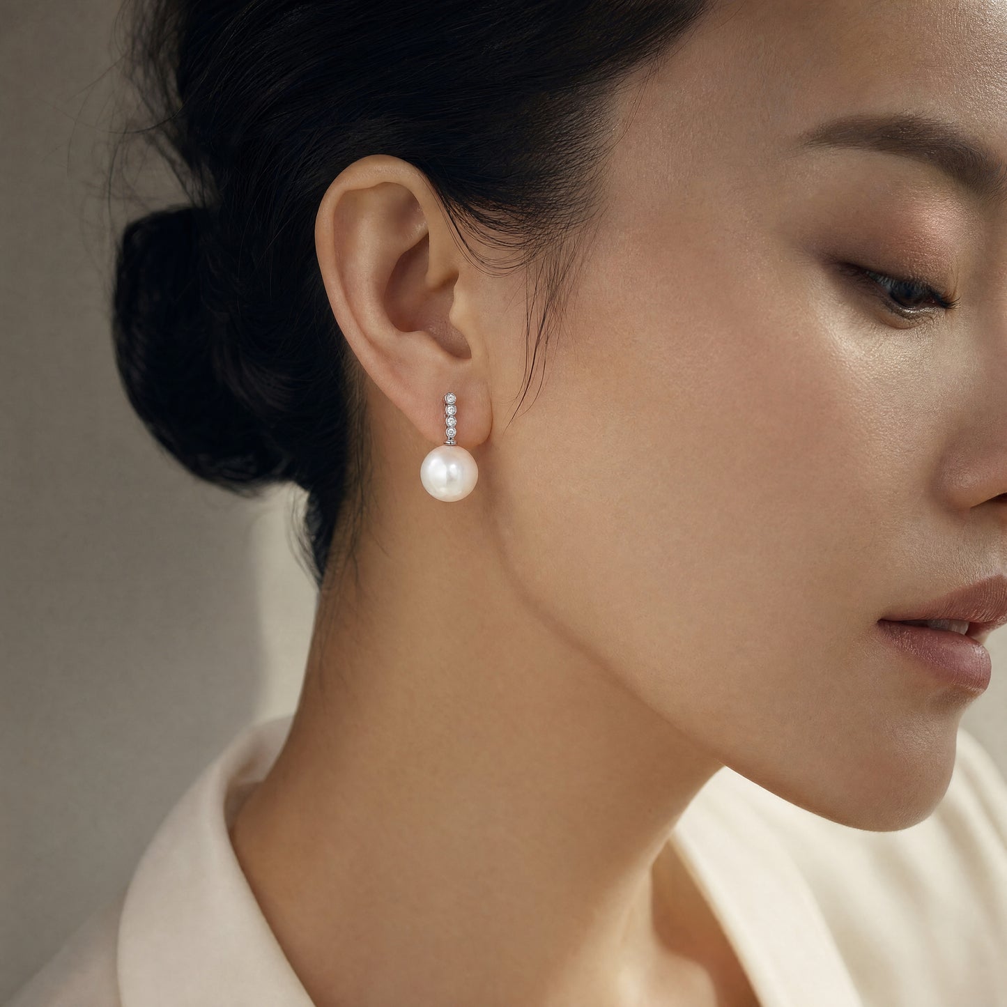 Ohrstecker aus 18kt Weißgold mit Brillanten &amp; tropfenförmigen Süßwasserperlen