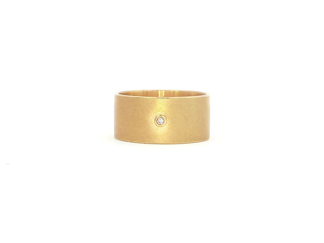 Breiter Bandring – 18kt Gelbgold, seidenmatt, mit Brillant