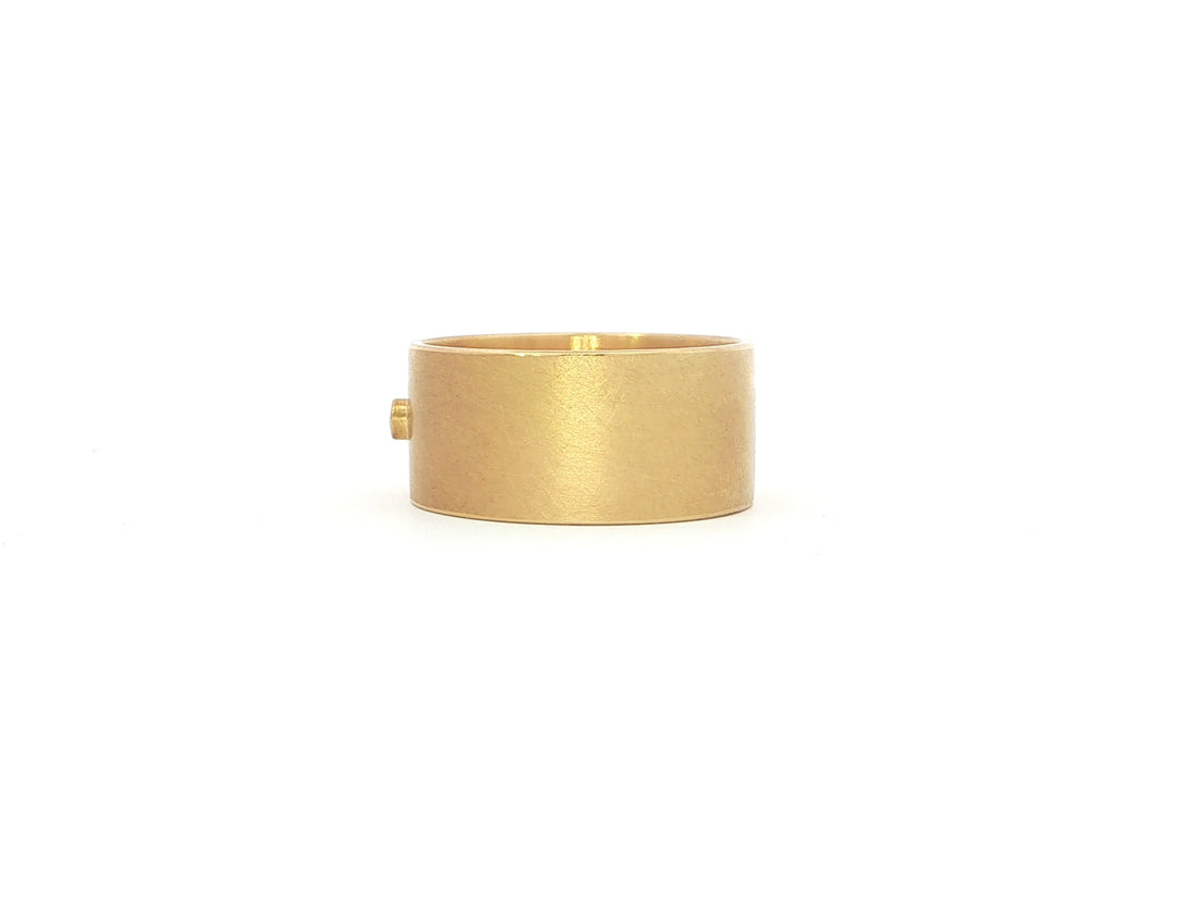 Breiter Bandring – 18kt Gelbgold, seidenmatt, mit Brillant