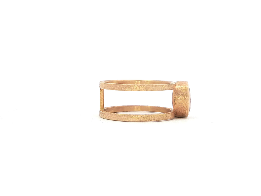 Ring „Dualité“ – 18kt Roségold mit ovalem Rhodolith
