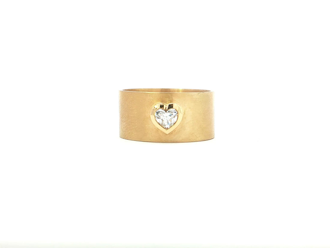 Breiter Bandring mit Herz-Diamant 0,50 ct – 18kt Gelbgold, mattiert