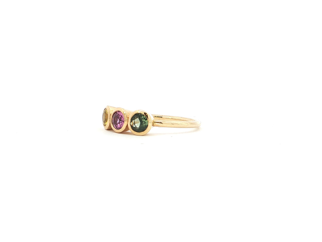 Ring „Trilogie“ – 18kt Gelbgold mit drei Saphiren
