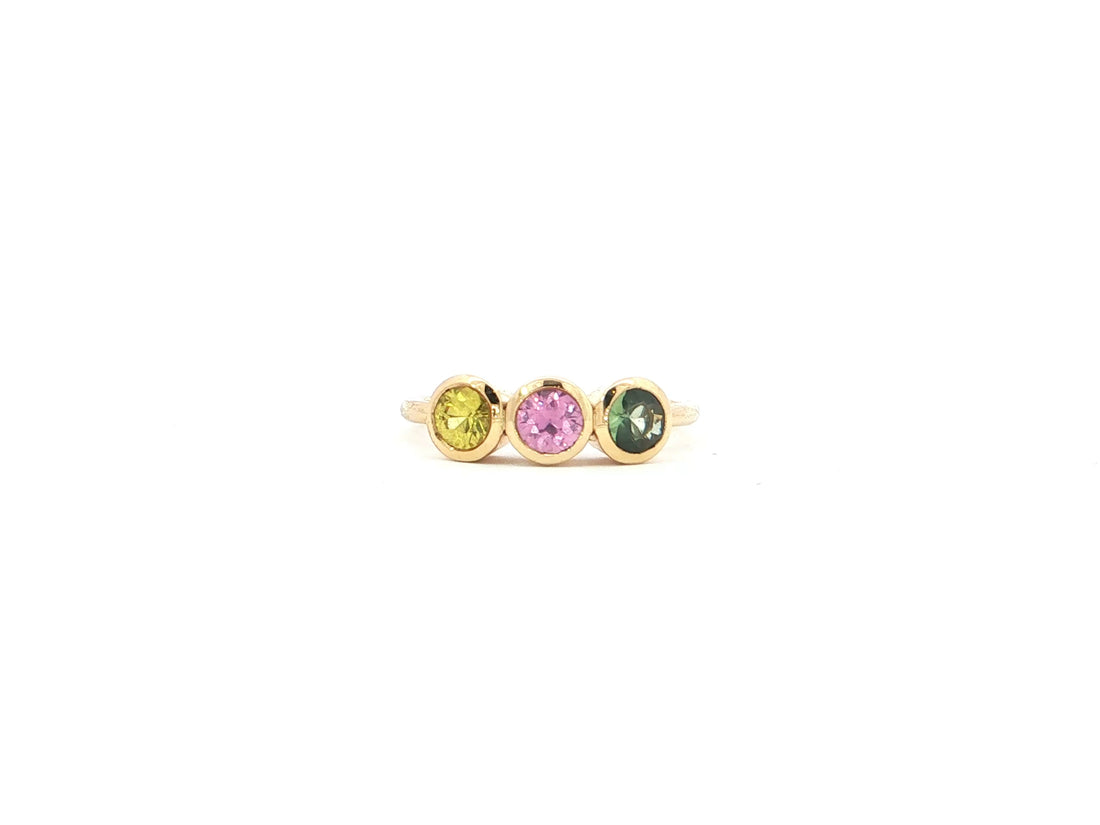 Ring „Trilogie“ – 18kt Gelbgold mit drei Saphiren