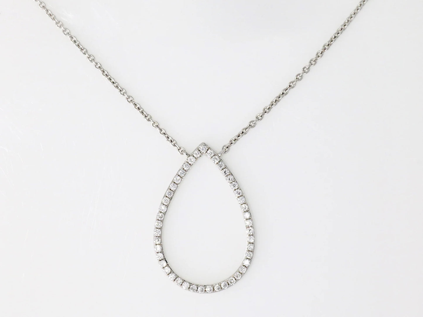 Diamant-Collier aus 18kt Weißgold mit Tropfenanhänger – 45 Brillanten