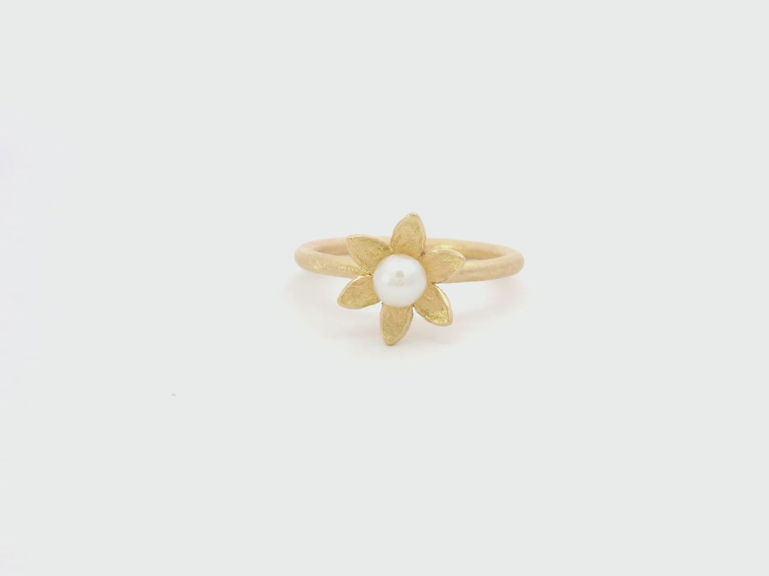 Ring aus 18kt Gelbgold mit Seerosen-Motiv und kleiner Perle