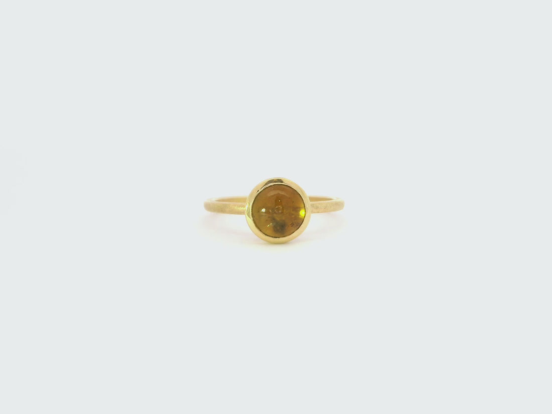 Ring aus 18kt Gelbgold mit gelbem Turmalin-Cabochon
