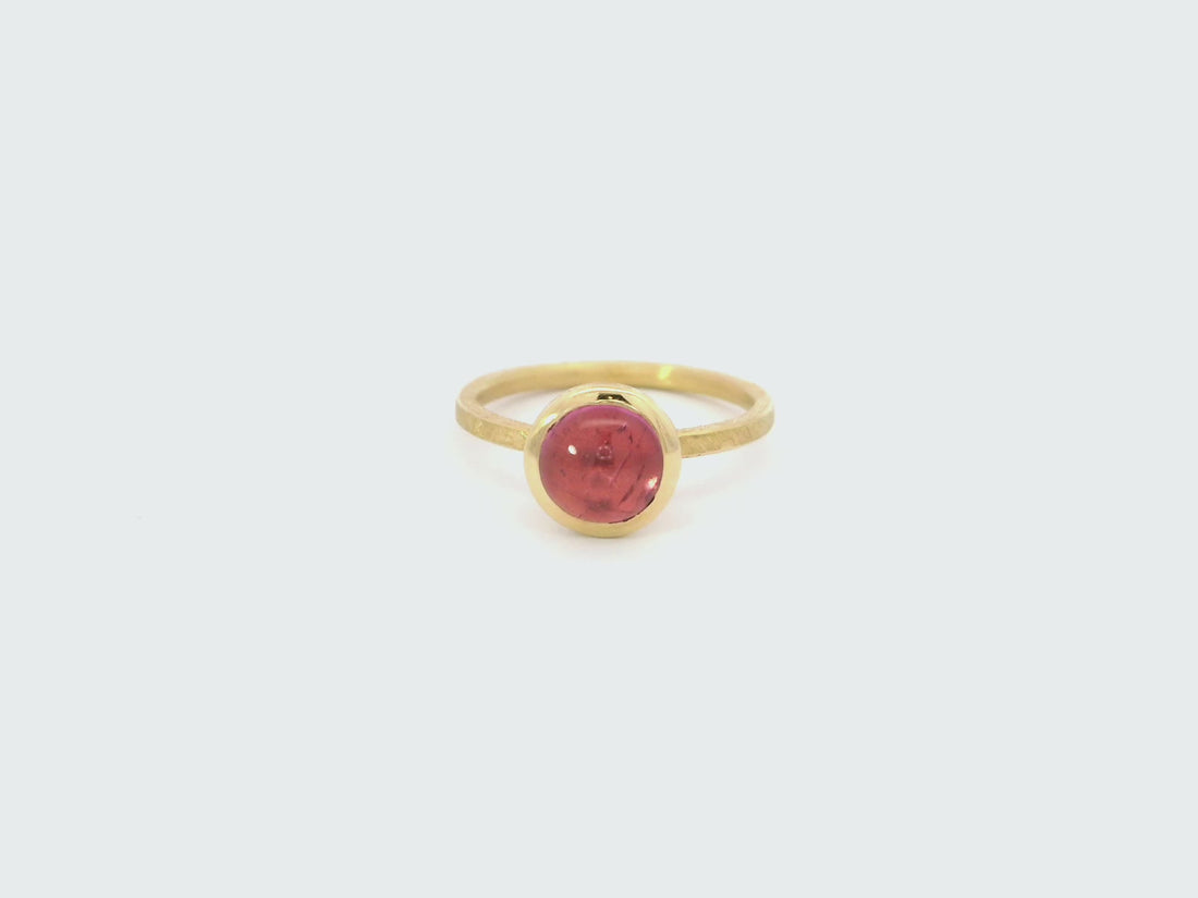 Ring aus 18kt Gelbgold mit pinkfarbenem Turmalin-Cabochon