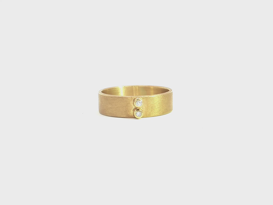 Goldring aus 18kt Gelbgold mit zwei Brillanten