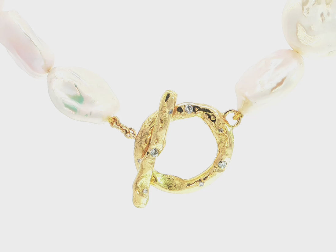 Keshi-Perlenkette mit Designverschluss aus 18kt Gelbgold und Brillanten – organisches Unikat