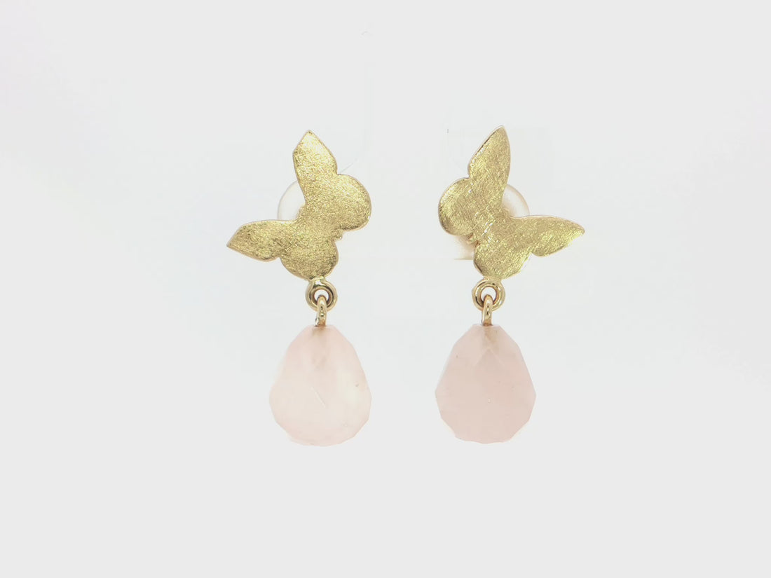Schmetterlings-Ohrstecker mit rosa Carneoltropfen – 18kt Gelbgold