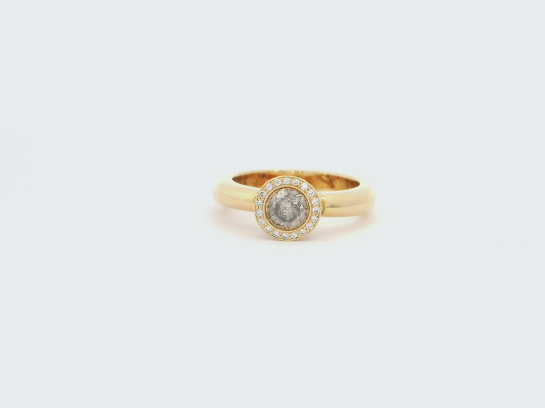 Ring in 18kt Gelbgold mit einem 0,5ct Salt & Pepper Diamant im Pavé eingefasst