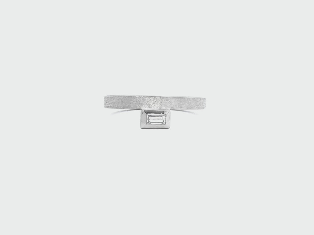 Ring mit Baguette-Diamant – 18kt Weißgold rhodiniert, matt