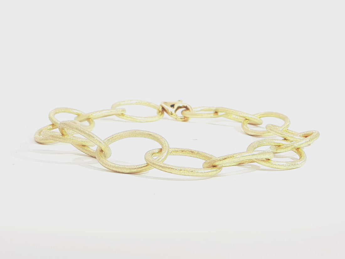 Massives Ösenarmband aus 18kt Gelbgold – eismatt