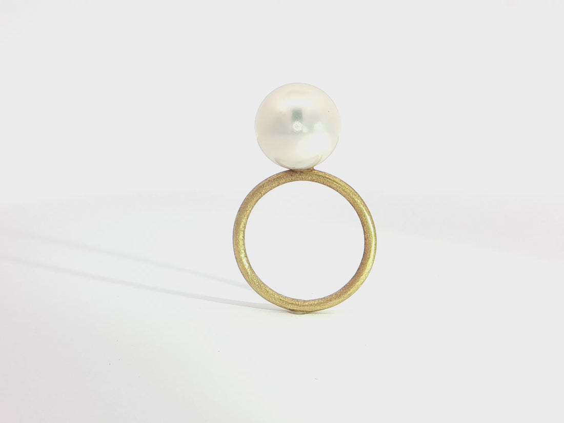 Ring aus 18kt Gelbgold mit großer Süßwasserperle