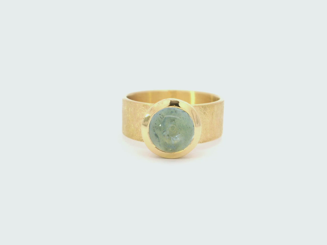 Ring aus 18kt Gelbgold mit Aquamarin-Cabochon