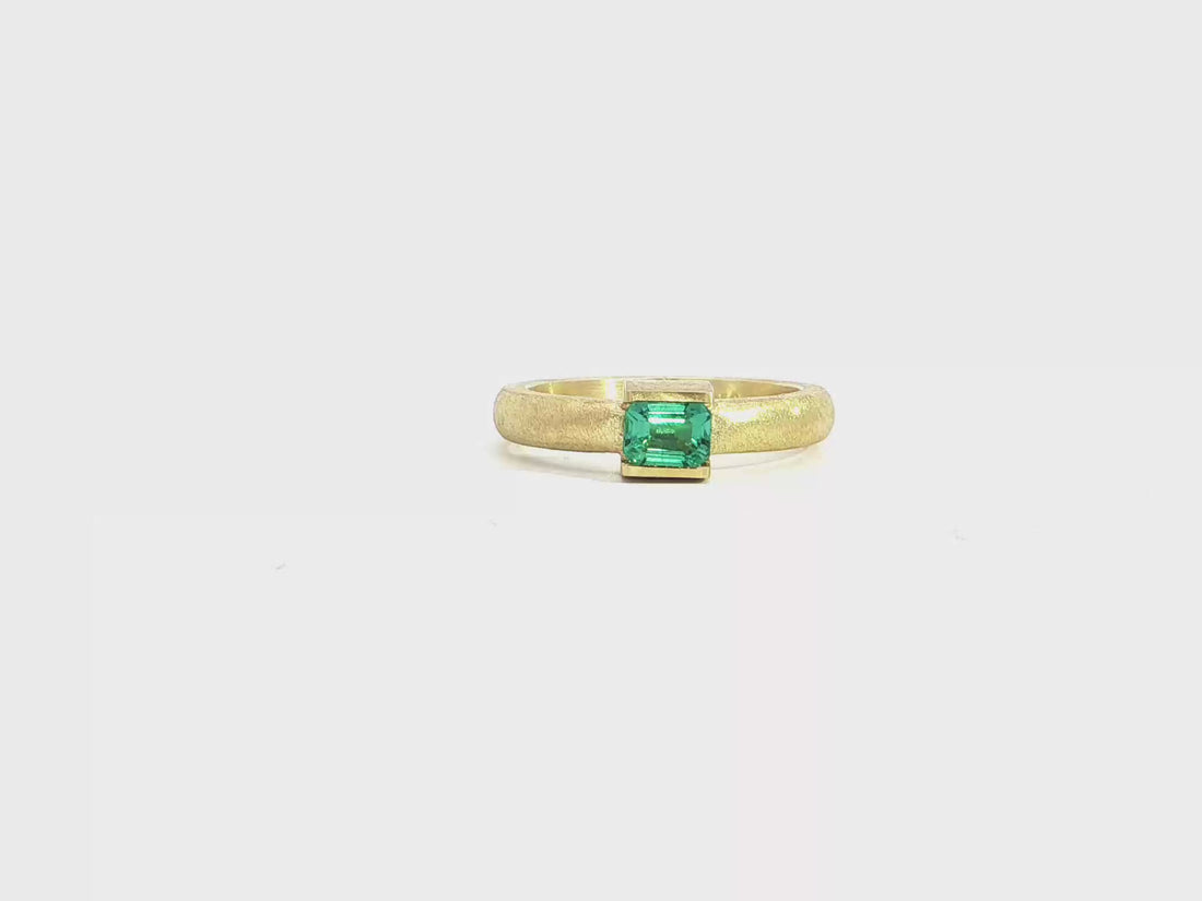 Smaragd-Ring in 18kt Gelbgold – Eismatt, poliert kombiniert