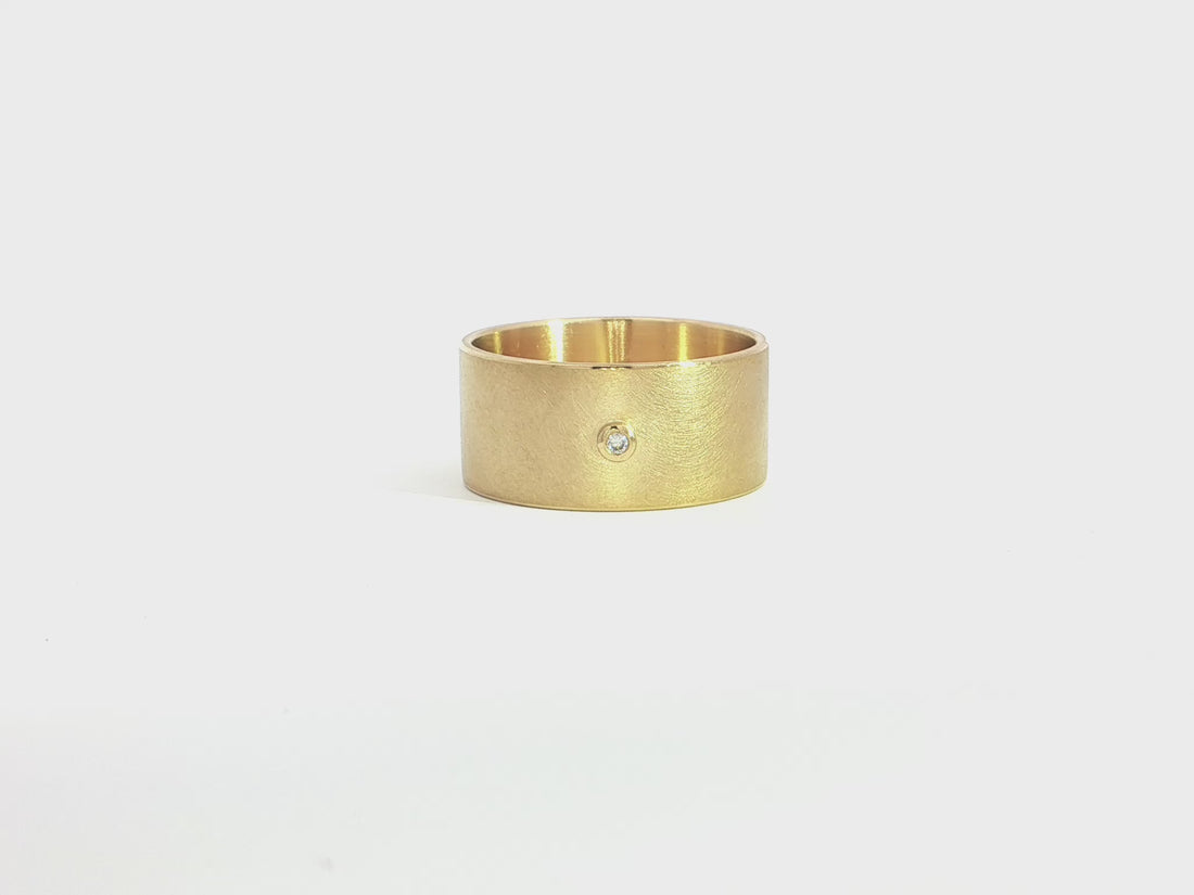 Breiter Goldring aus 18kt Gelbgold mit Brillant