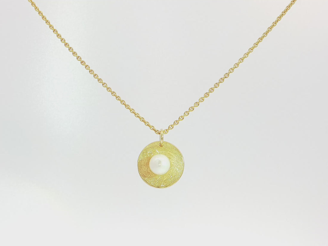 Anhänger aus 18kt Gelbgold mit Süßwasserperle