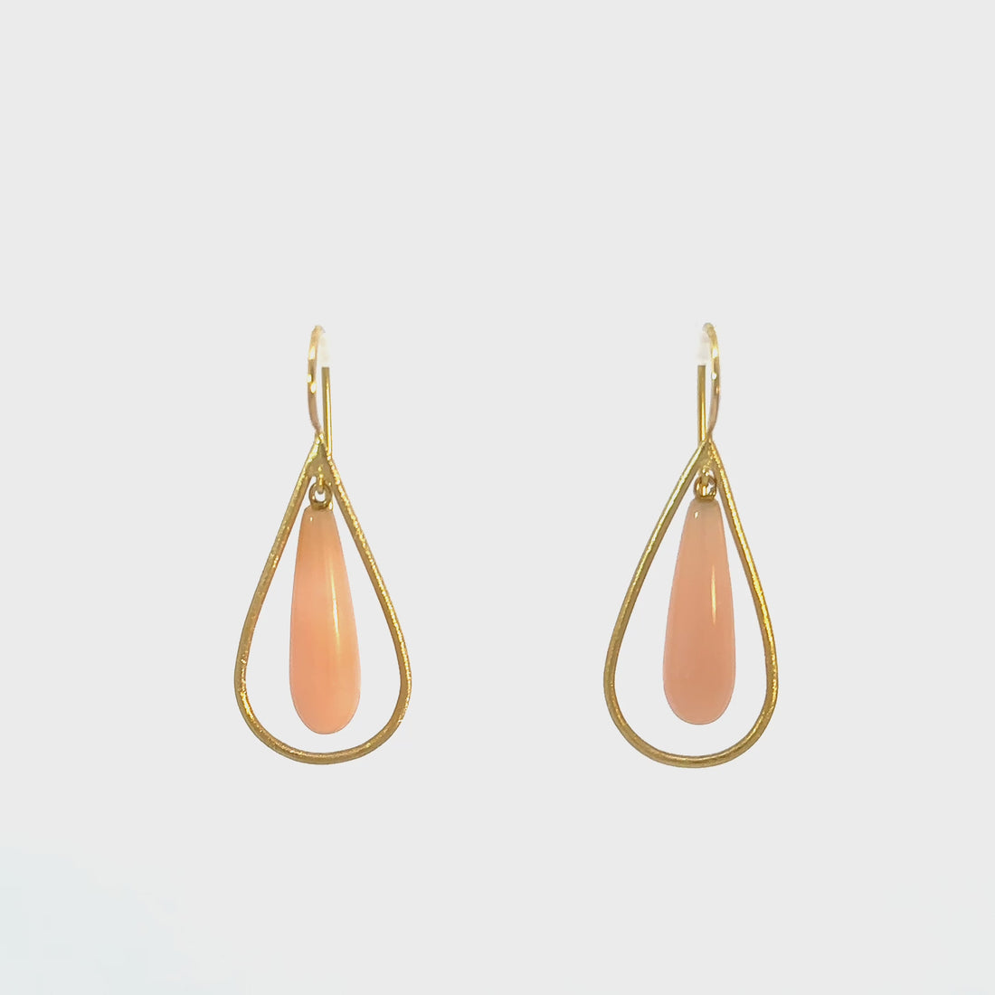Ohrringe aus 18kt Gelbgold mit rosa Opal-Pampel