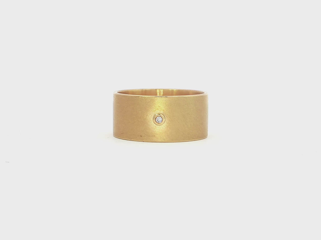 Breiter Bandring – 18kt Gelbgold, seidenmatt, mit Brillant