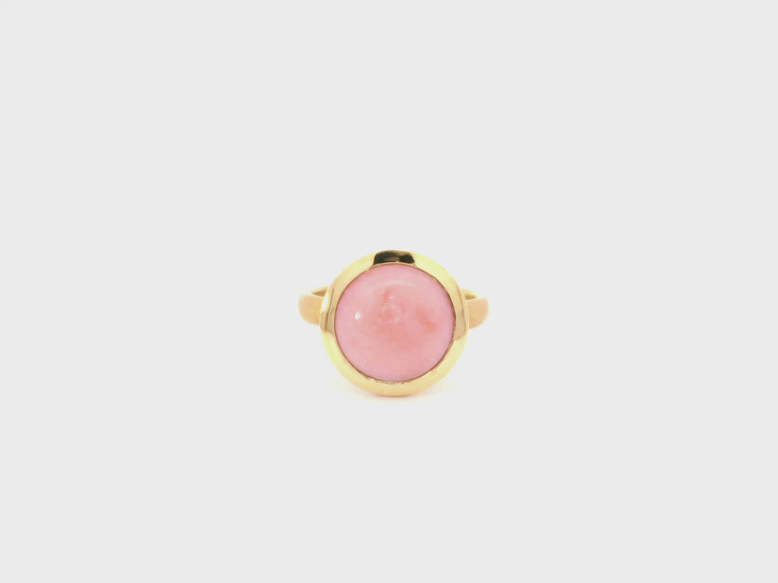 Ring aus 18kt Gelbgold mit einem runden Pinkopal Cabochon