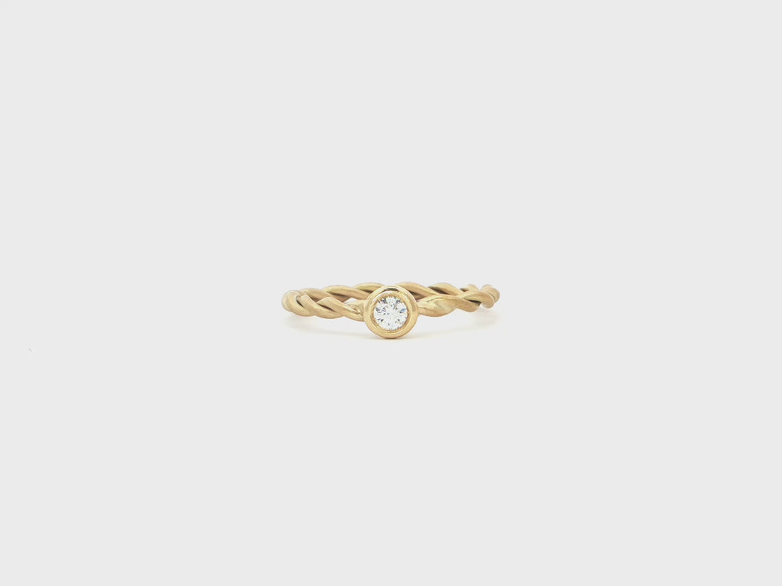 Brillantring mit gekordelter Ringschiene – Gold